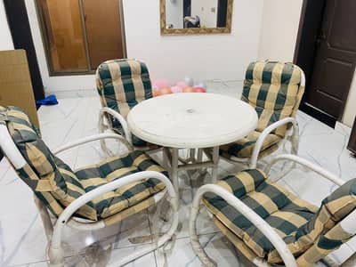4 chaira and 1 Table set for sale