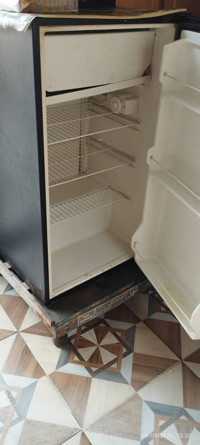 SALE EXCHANGE WITH MOBILE  BEST ORGNAL FRIGE SMALL SIZE UPEER FREEZER