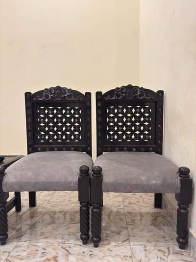 Two Mint Condition decoration and good sitting chairz