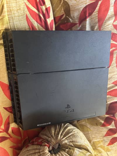 PlayStation 4 used with 2 controllers and 7 game cd(disks)