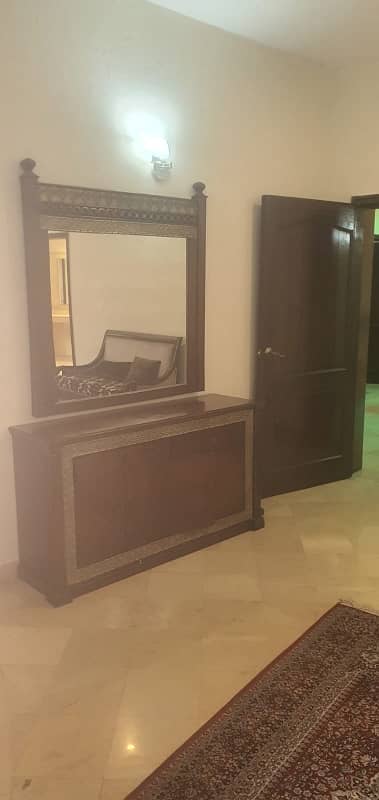 1knal lower portion , upper lock 8