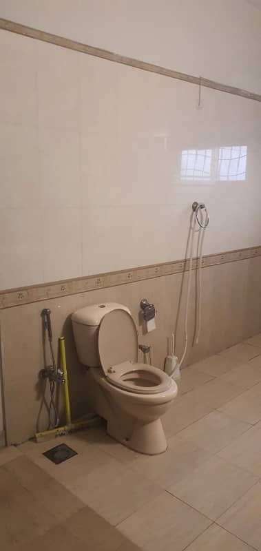 1knal lower portion , upper lock 16