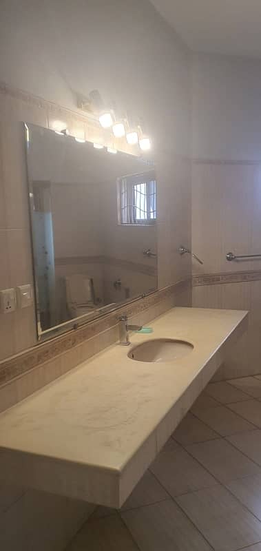 1knal lower portion , upper lock 18