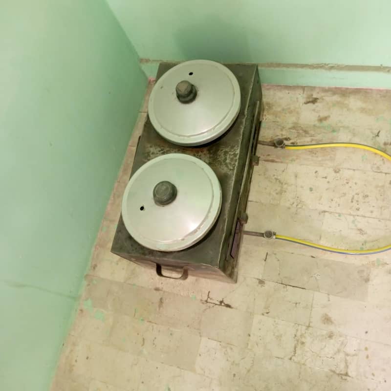 کاؤنٹر دو چولہے گیس والے الو کاٹنے والی مشین لیٹے بوتلے ٹپ وغیرہ 2