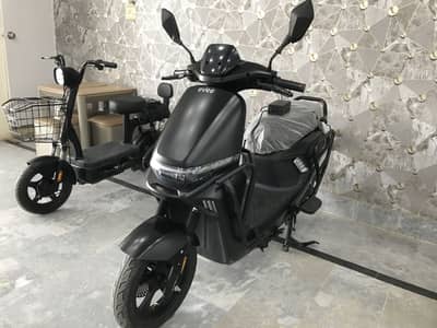 Evee s1 electric scooter just 14 km running brand new