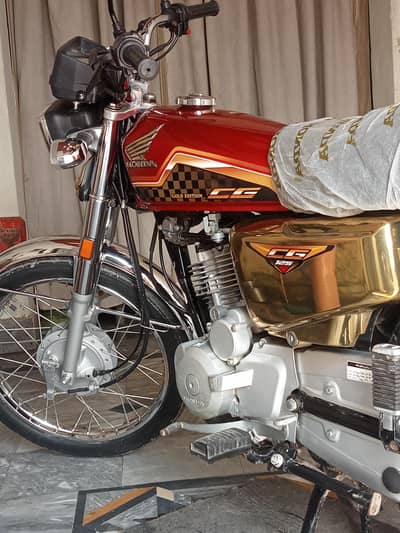 Honda 125 2024 model gold edition total genuine condition document clr