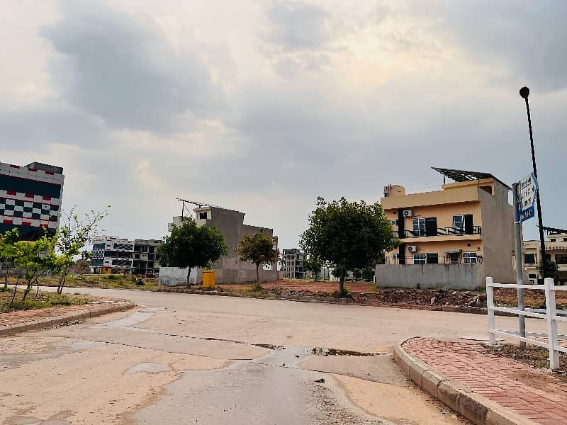 8Marla ideal location solid land plot with back open 3