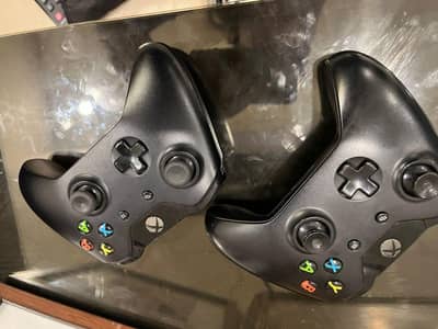 Xbox one 1 500 GB with two wireless controllers