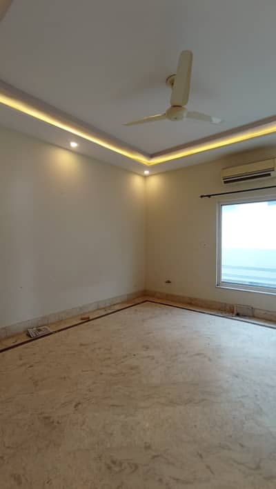 1 kanl upper portion available for Rent FGEHA sector G13/3 nearly Kashmir highway Islamabad