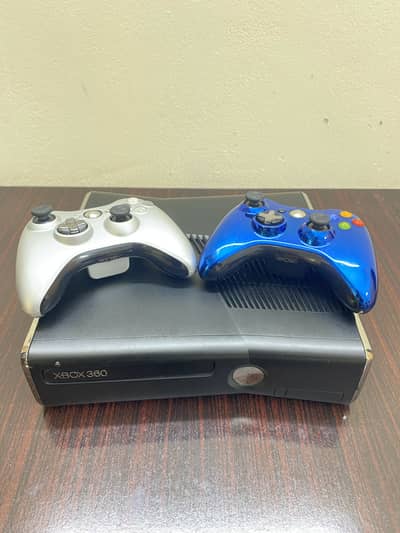 Xbox 360 S Slim – 250GB | 2 Controllers | Original Box |