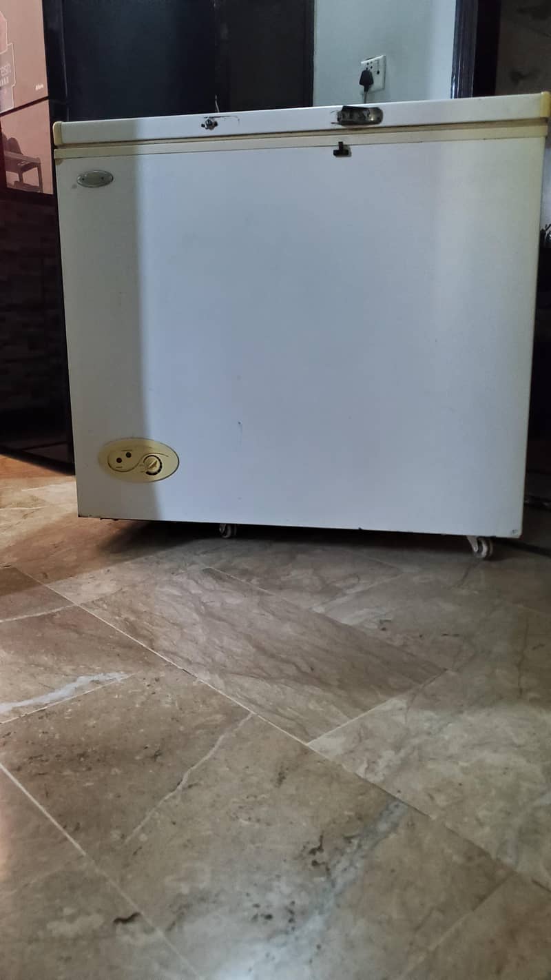 Waves deep freezer 0