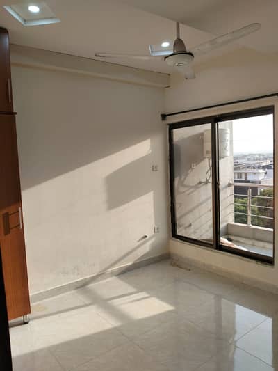 One bedroom unfurnished flat available for rent in E11 2