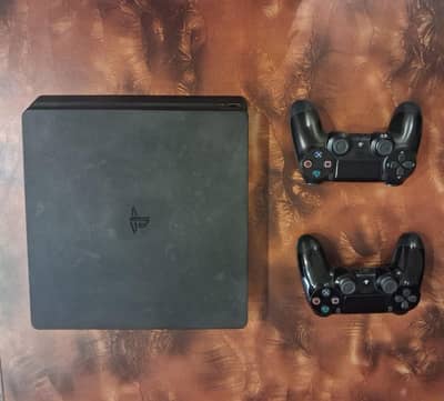 PLAYSTATION 4 slim 500 Gb WITH 2 CONTROLLERS