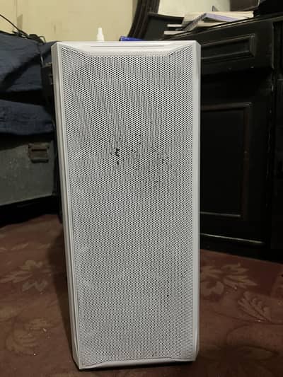 Gaming pc case condition 10 9 front grill ka paint thora sahi ni sirf