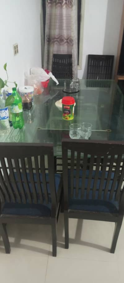 Looks new 6 seater dinning table with chairs