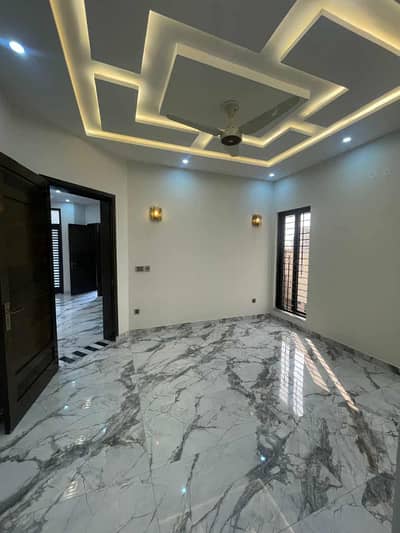 1 Kanal House available For Rent ''B" Block