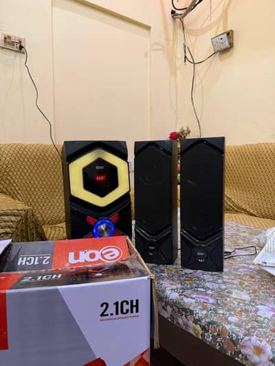 brand new speakers un used 1 year warranty