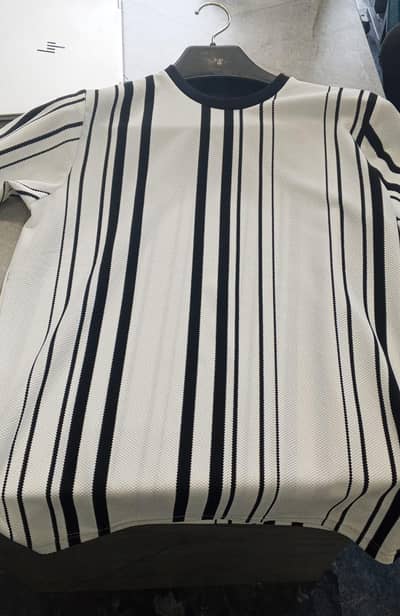 Roud neck T-shirt Size large