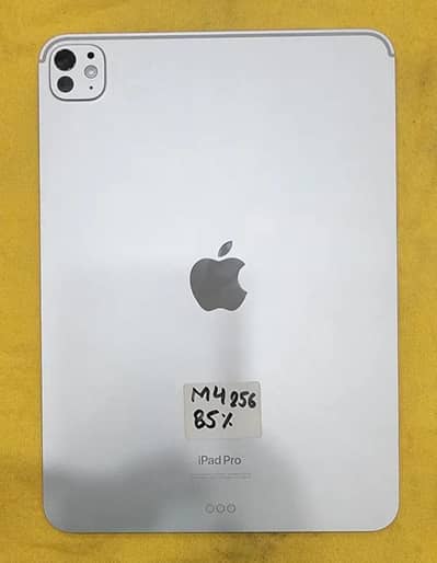 I pad pro M4 256 with box