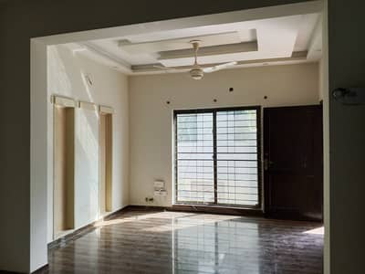10 Marla Full House available For Rent Bahria Town Lahore