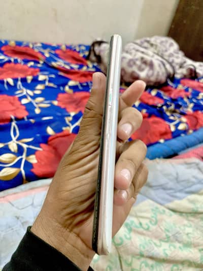 Koi kisi kism ka fault nhi hy har cheez ok hy just phone no box no crg