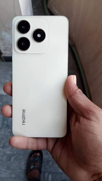 realme C61 6/128with box and charge