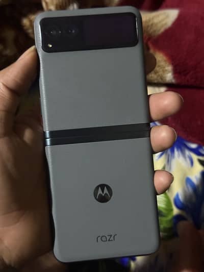 Motorola Razr 40 (8/128) – Clean Non-PTA