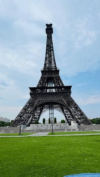 Trivon Associates Presents - 10 Marla Prime Location Plot For Sale In Bahria Town Lahore - Golden Investment Opportunity!