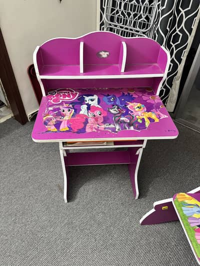 kids srltudy and activity table with chair