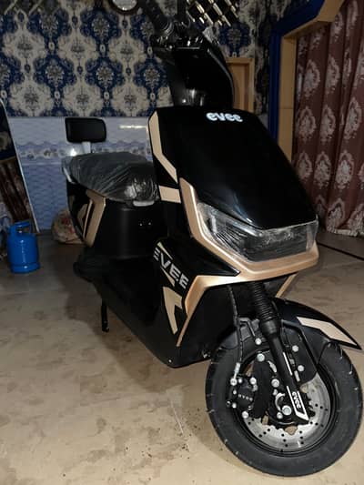 Evee gen z lithium battery brand new 1 week use with registration