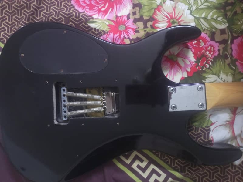 black electric guitar - Musical Instruments - 1113110680