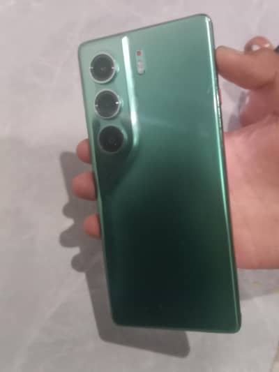 8+8/256 4 months istemal shuda magar achi halat mai hai