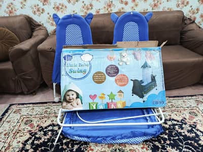 little baby swing 10/10 condition almost new