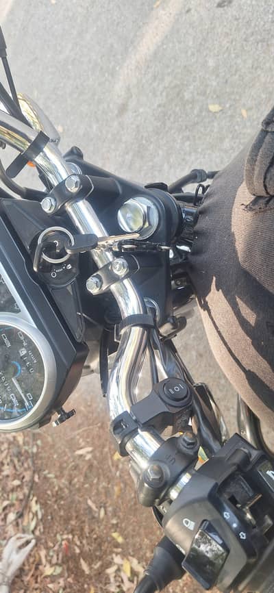 Black and Silver Honda CG 150 1100Km Ridden