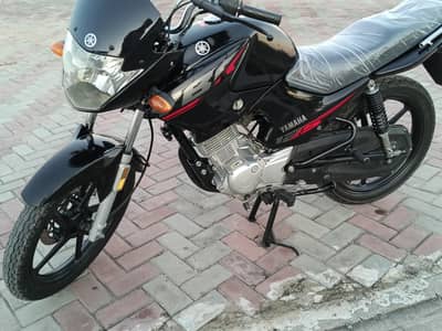 YBR 125 2025 model only 4000 KM's driven All punjab no zero metar  bik