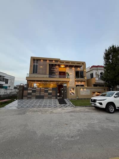 Dc colony 1 kanal house for sale at Main boulevard