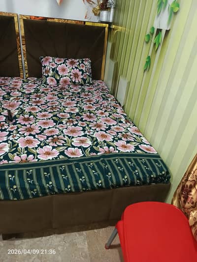 2 single beds with posis