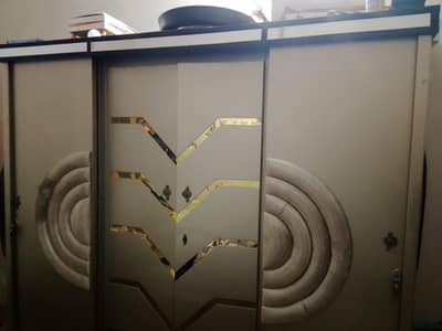 use furniture sale use in 2 years but no scretehs only one hand use