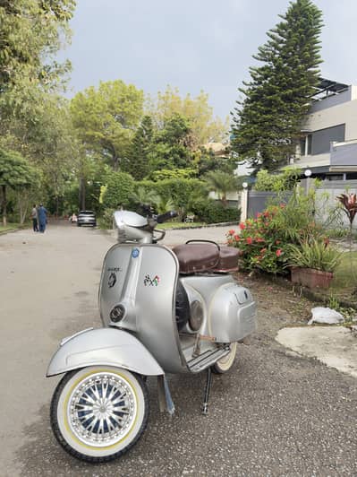 Vespa sprint 1976 model