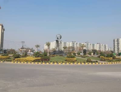 Flat For Grabs In 10 Marla Lahore