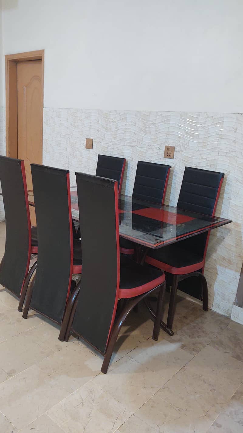 Dining Table in good condition 0