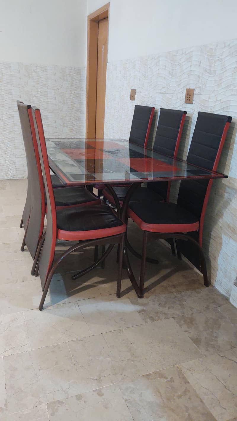 Dining Table in good condition 1