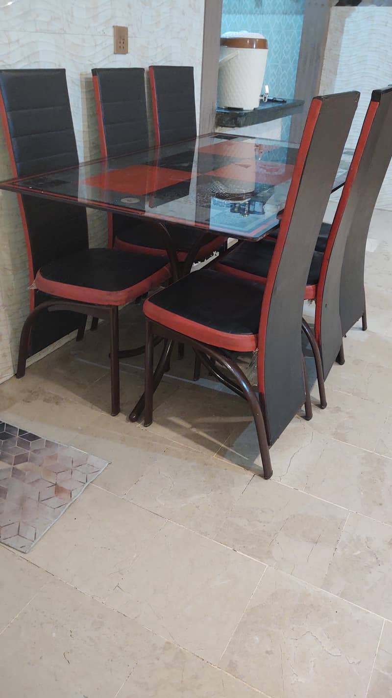 Dining Table in good condition 2