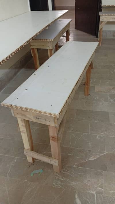 High quality wooden benches sale ke liye available hain.