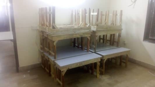 High quality wooden benches sale ke liye available hain.