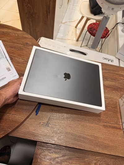 MacBook Pro 14" M5 Ram 16 SSD 512 Excellent Condition Apple Warranty