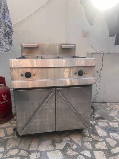 double tank fryer with sizzler and basket