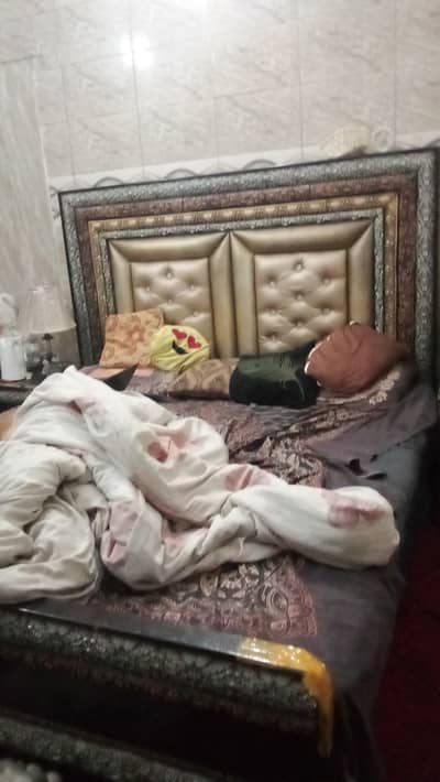 Bed king size with side tables dressing, almari