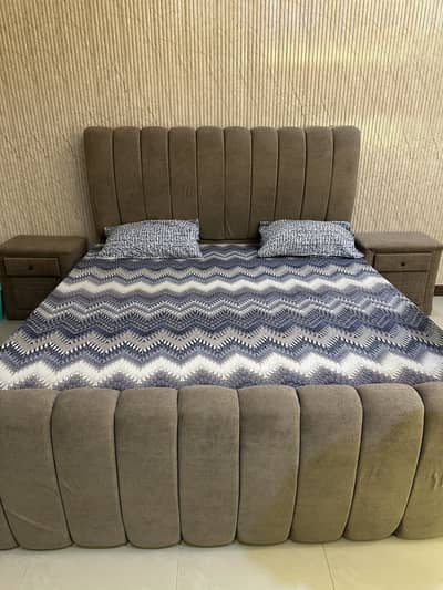 KINGSIZE BED WITH SIDE TABLES