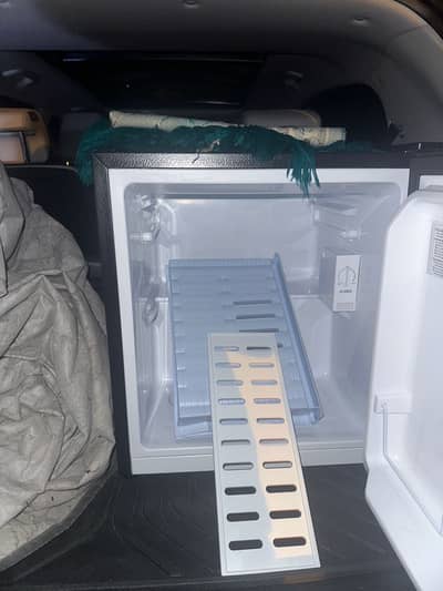 Brand new HAIER Mini fridge* MINT CONDITION *